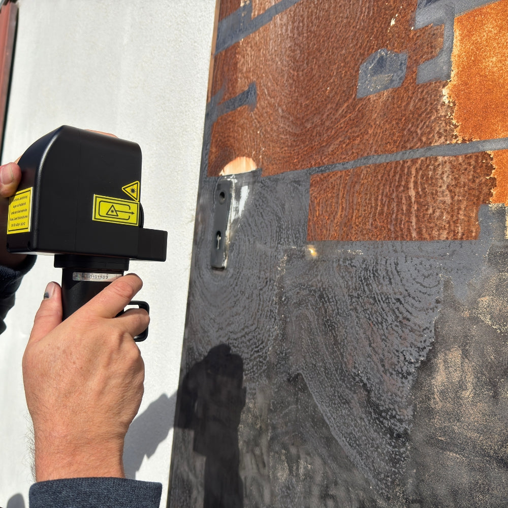 Ein Laser der Rost an einer Türe entfernt
